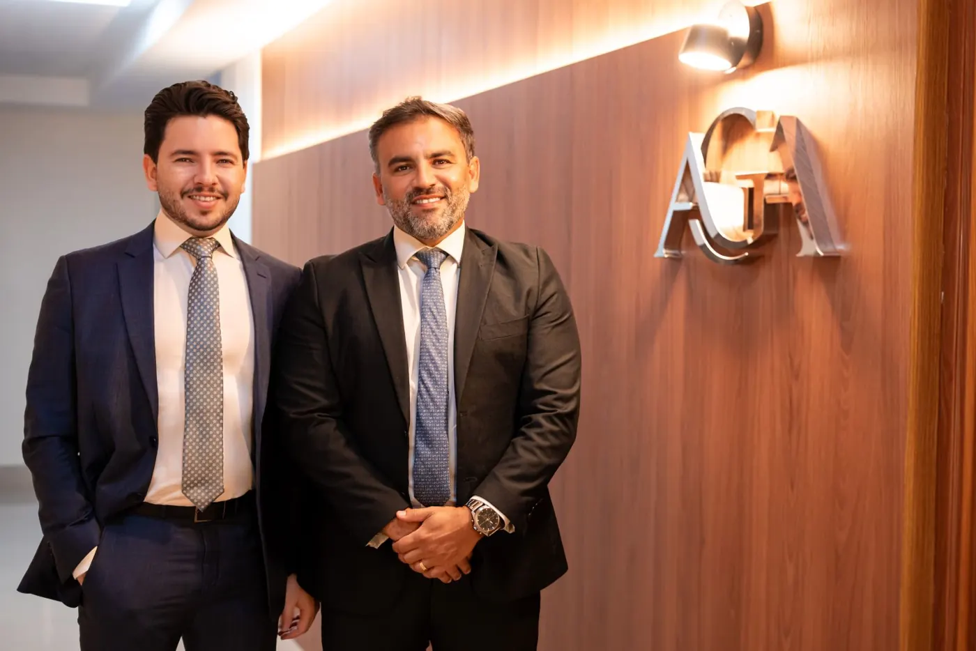 Os sócios da AGA Advocacia, Gabriel Coelho Cruz e Sousa e Allison Giuliano Franco e Sousa, no escritório em Cuiabá